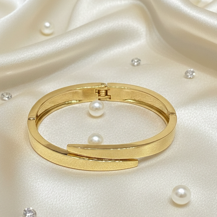 Elegant Matte Gold Overlap Bangle