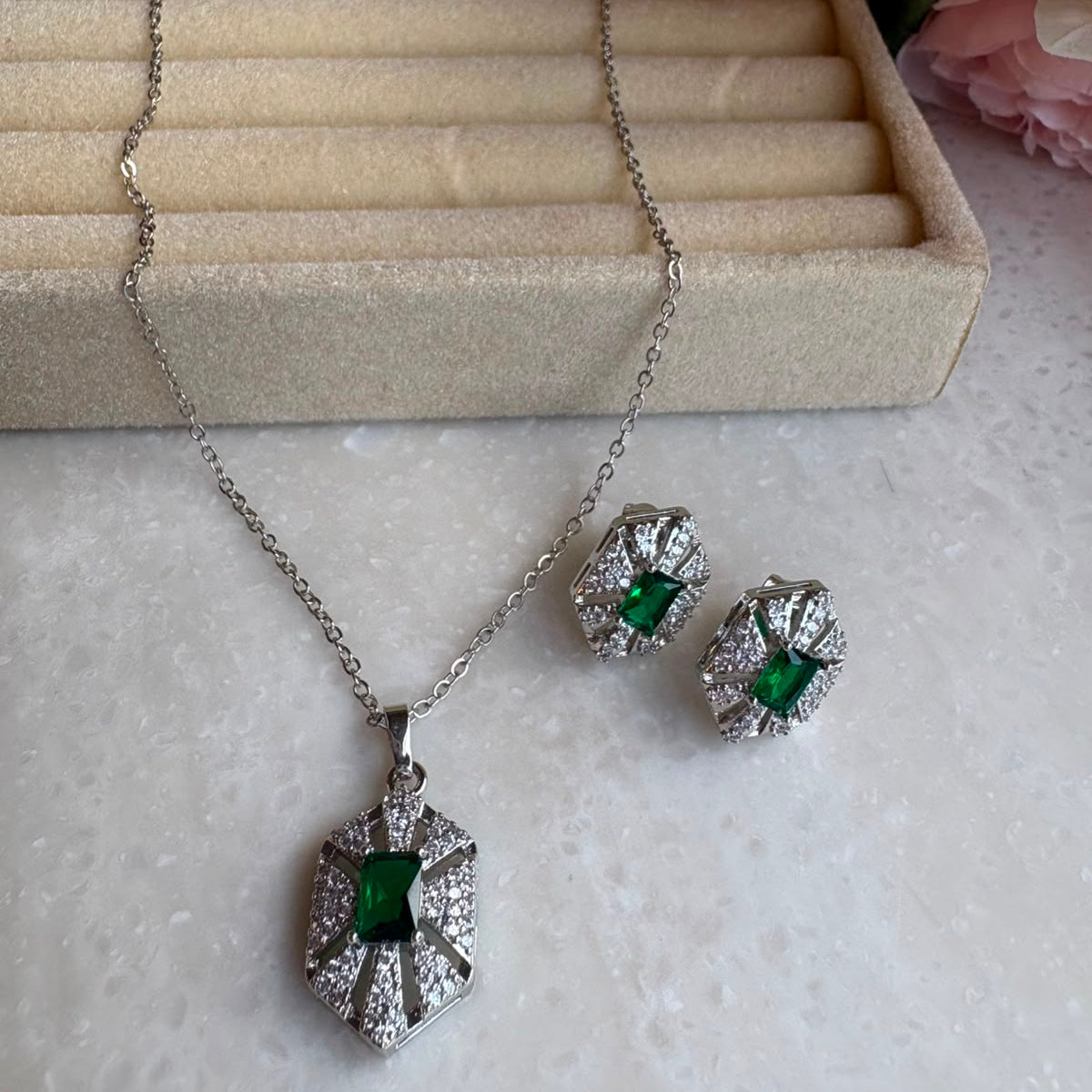 Emerald Radiance Jewellery Set