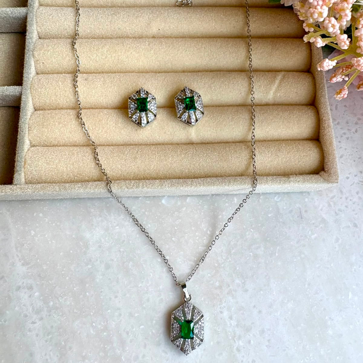 Emerald Radiance Jewellery Set